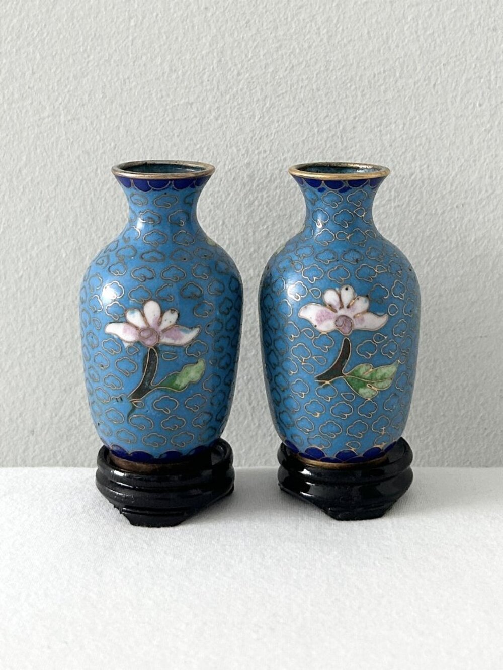 Set of 2 Vintage Miniature Cloisonne Vases With Base Floral Blue Enamel Brass - Picture 2 of 5